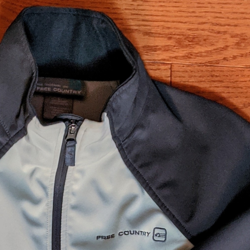 Women's Jacket - Picture 4 of 11